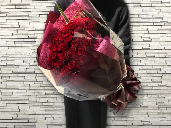 特別な日の赤バラ花束
