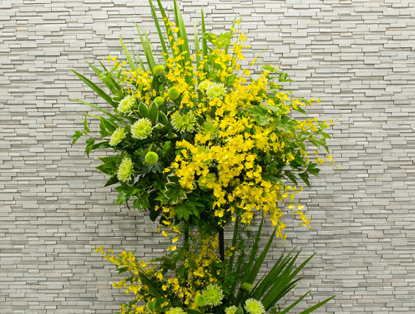 季節のお花とグリーンのモダンスタイルスタンド花 2段
