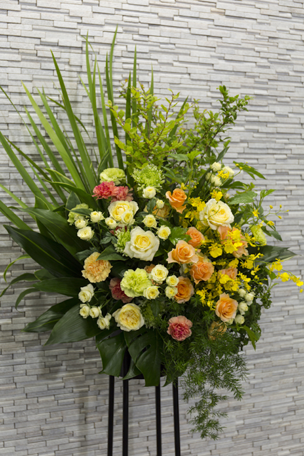 季節のお花とグリーンのスタンド花 1段  イエロー/オレンジ